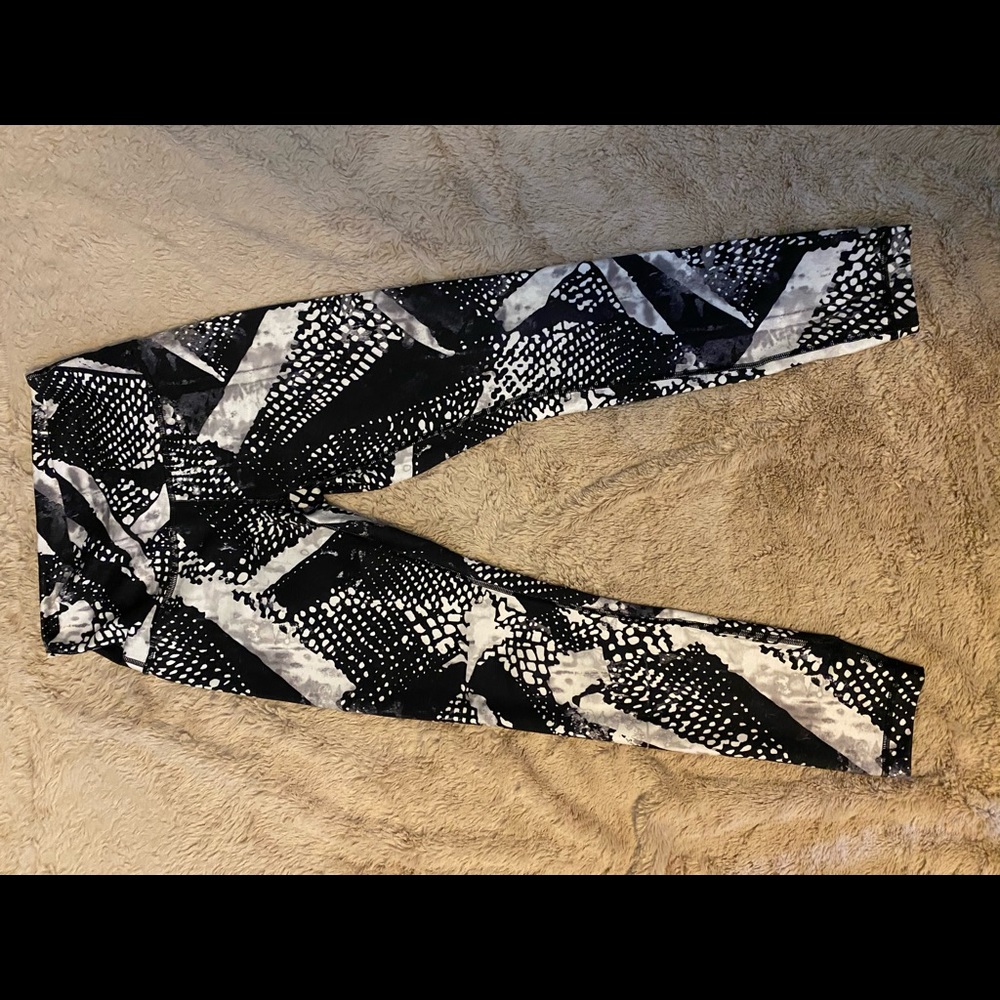 EUC lululemon black and white leggings. Size 6
